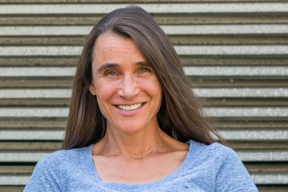 Mittwoch, 28. Dezember 2022 auf Radio Darmstadt | Silke Heimes Bild der sympathischen Autorin, Professorin, Poesietherapeutin Silke Heimes aus Darmstadt.